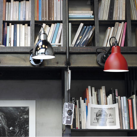 DCWéditions Gras N°304 Wandlampe ohne Schalter drehbar mit Buchregal im Hintergrund