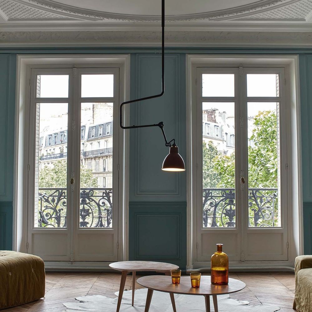 DCWéditions Gras N°312 Deckenlampe in modernem Raum mit großen Fenstern und stilvoller Einrichtung.