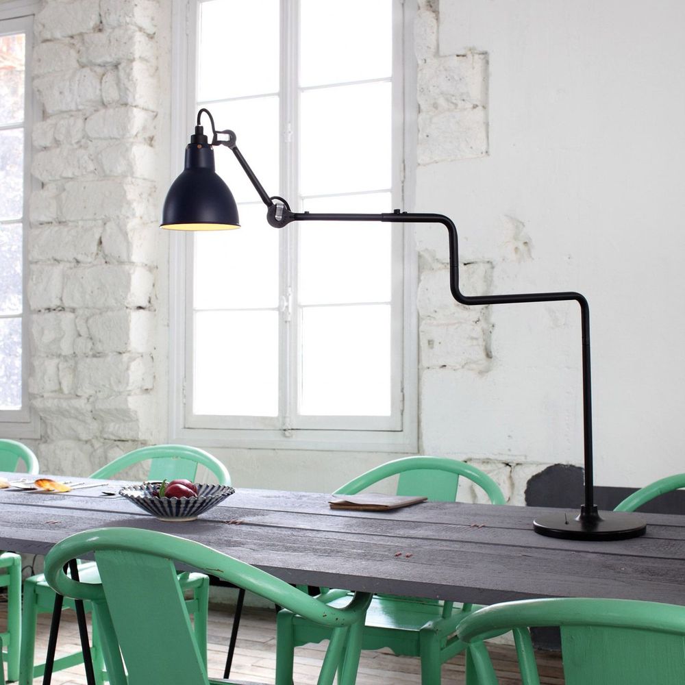 DCWéditions Gras N°317 Tischlampe mit Schirm schwenkbar auf Tisch in modernem Interieur
