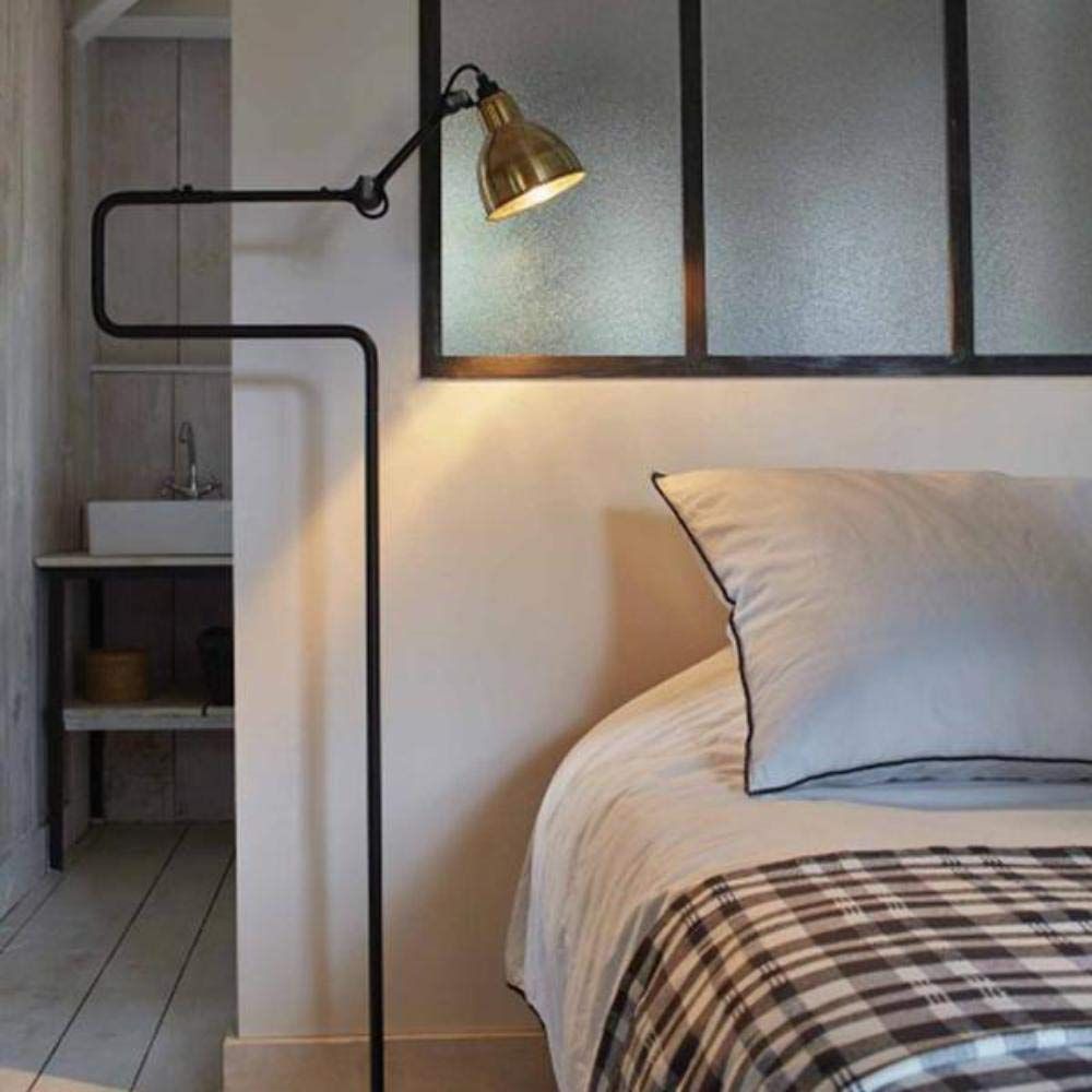 DCWéditions Gras N°411 Stehlampe in Schwarz mit messingfarbenem Lampenschirm im Schlafzimmer