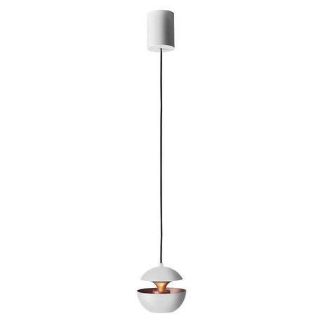 DCWéditions Here Comes The Sun Ø 10cm Mini LED-pendellampe med sfærisk design og interessant lysutslipp.