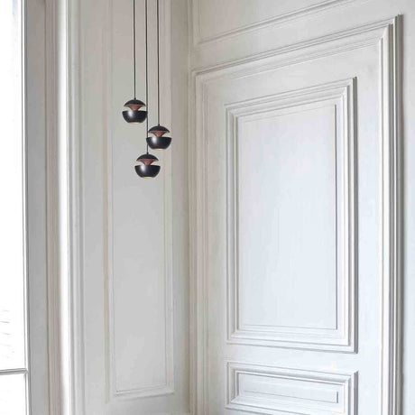 DCWéditions Here Comes The Sun Ø 10cm Mini LED-pendellampe i moderne romdesign med elegant veggpanel.
