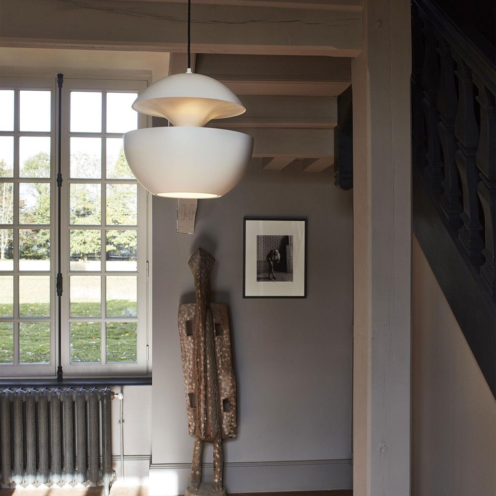 DCWéditions Here Comes The Sun Ø 45cm LED-Pendelleuchte im modernen Wohnraum mit Fenstern und Kunstwerk.