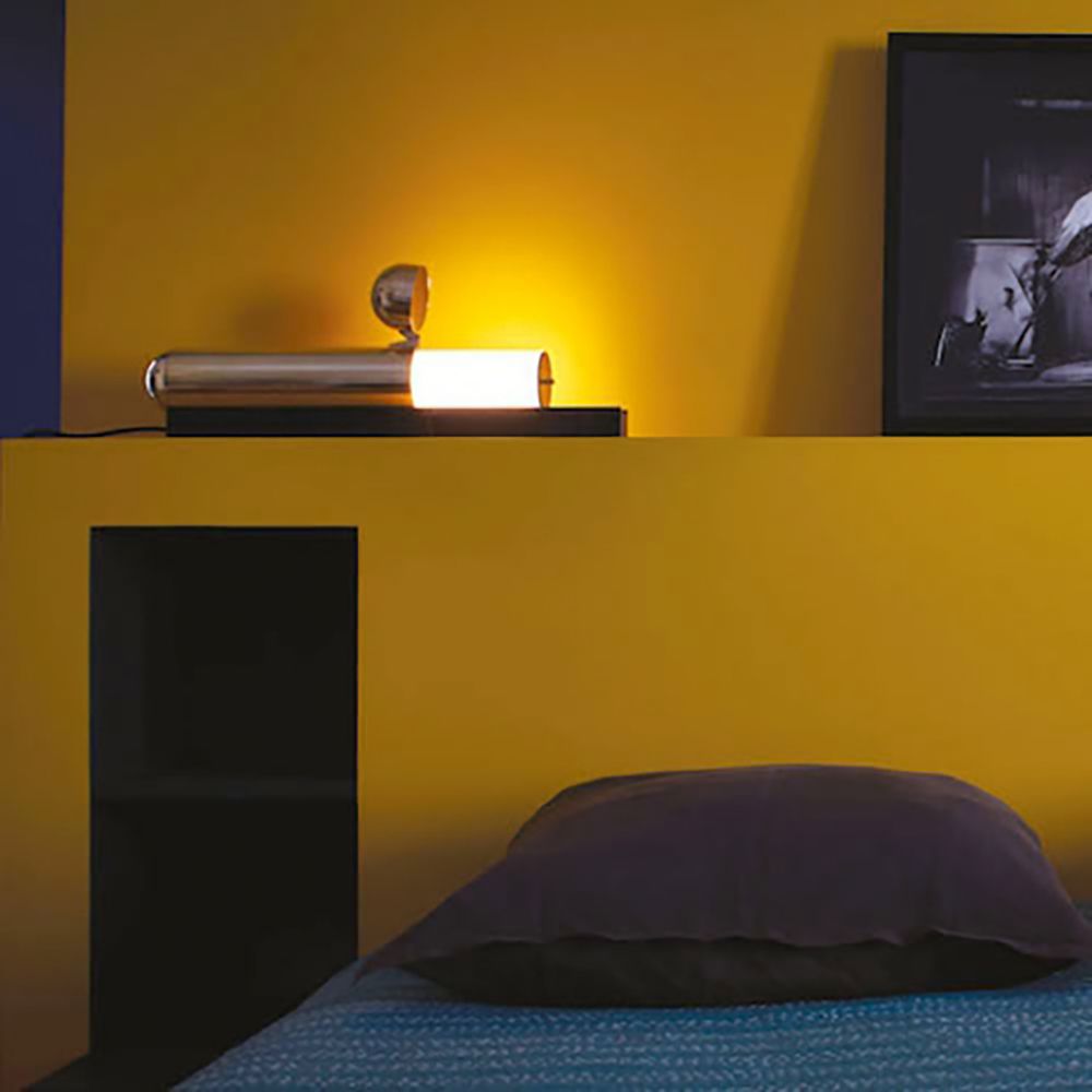 DCWéditions Isp LED Tischleuchte mit Marmorfuss auf einem Regal in einem modern gestalteten Schlafzimmer.