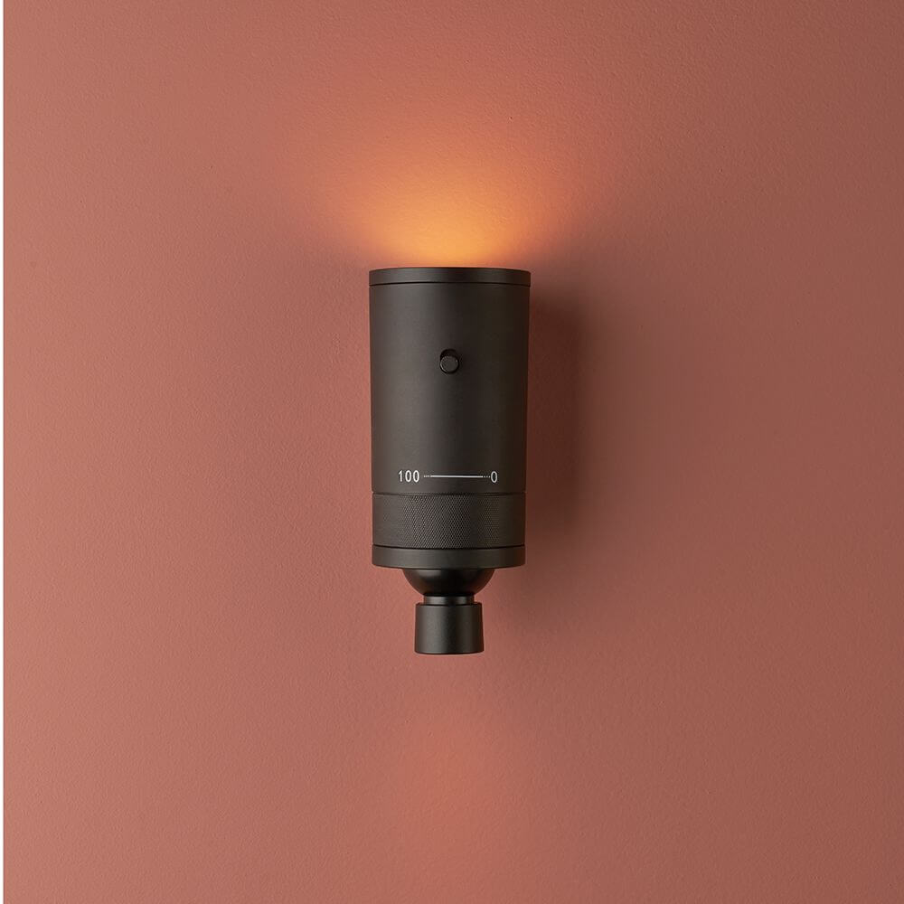 DCWéditions LED-Wandleuchte Vision 20/20 Omni 2-flammig Schwarz an Wand montiert, minimalistisches Design.