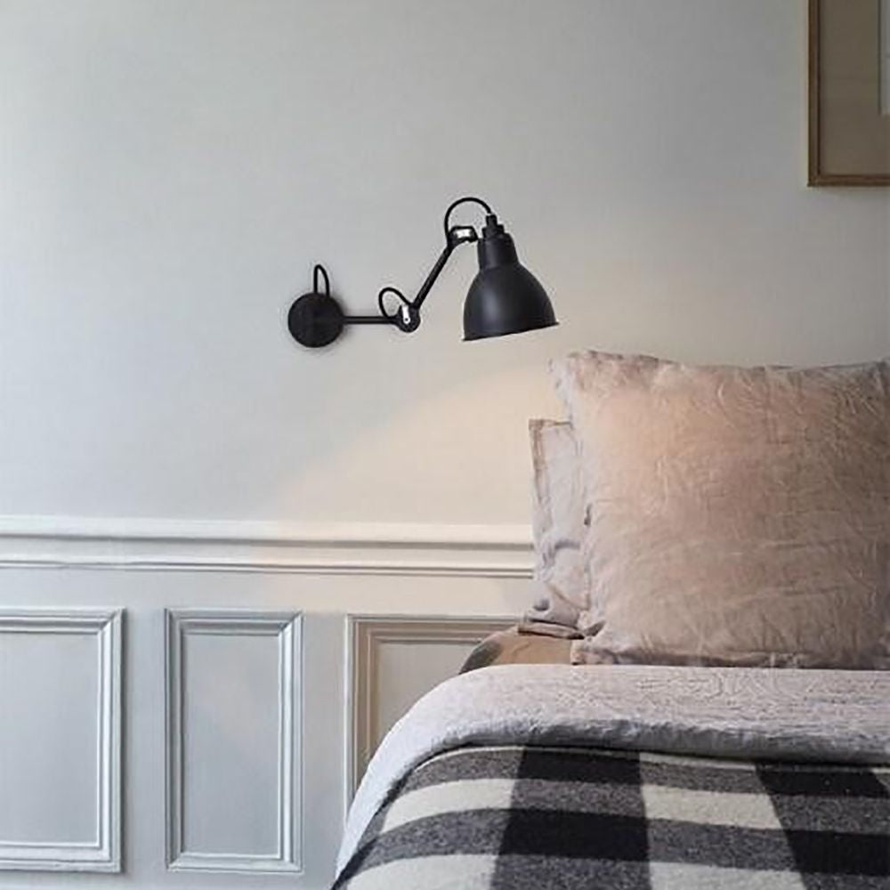 DCWéditions Gras N°204 M Wandleuchte in modernem Schlafzimmer mit gepolstertem Bett.