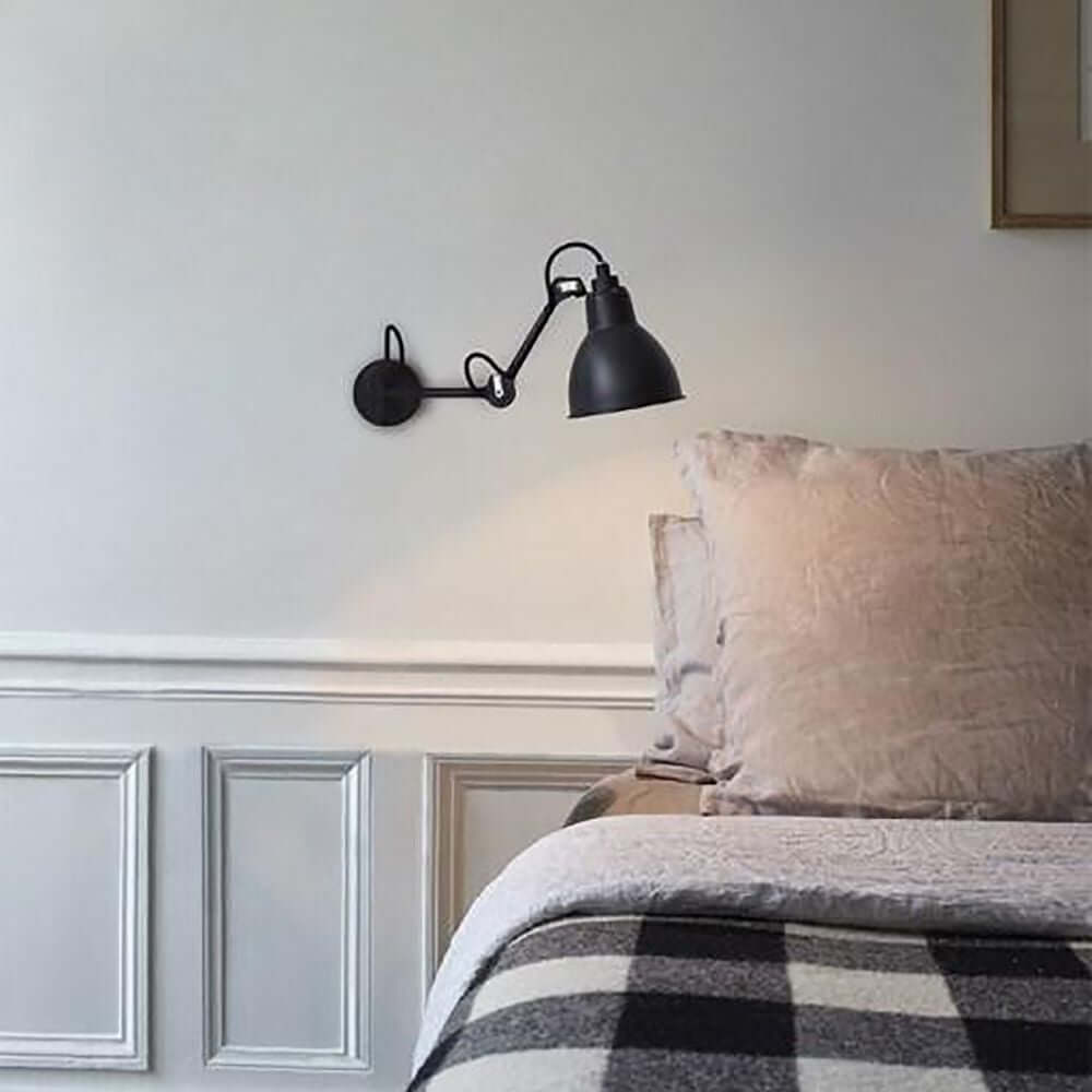 DCWéditions Gras N°204 M Wandleuchte an der Wand über einem Bett in modernem Schlafzimmer-Design.
