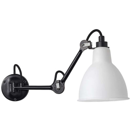 DCWéditions Gras N°204 M vegglampe i moderne design med svart arm og hvit skjerm.