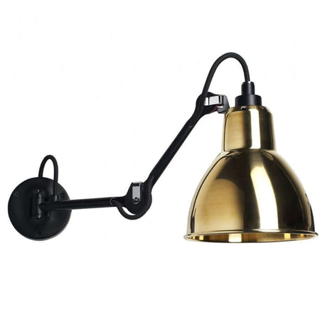 DCWéditions Gras N°204 M vegglampe med gyllen skjerm og svart arm.