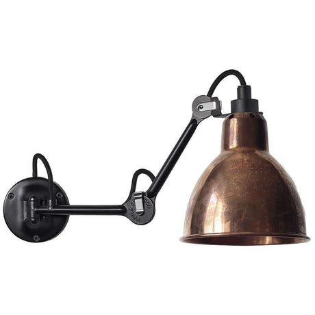 DCWéditions Gras N°204 M vegglampe i moderne design med kobberskjerm og svart arm.