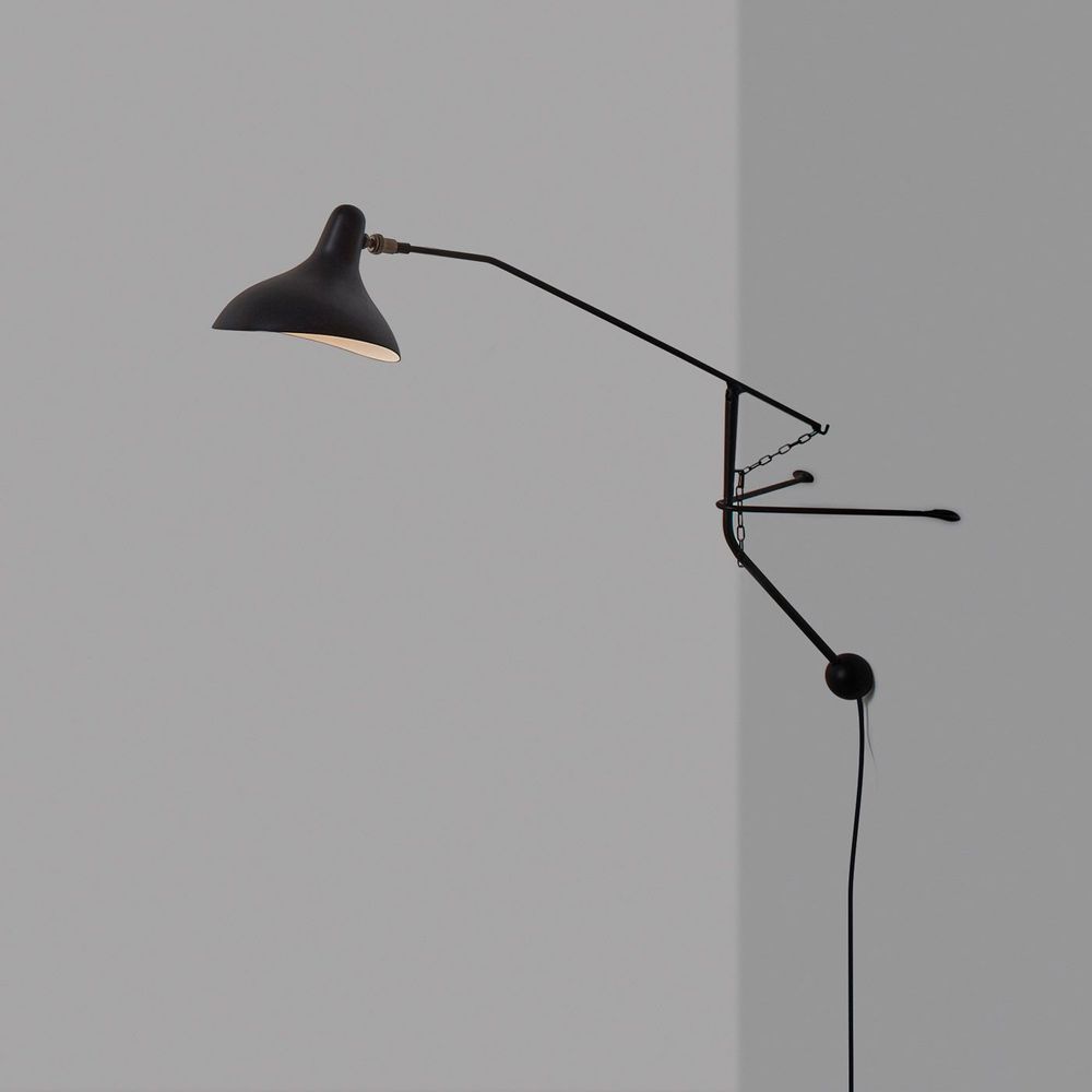 DCWéditions Mantis BS2 Mini LED an einer Wand, mit verstellbarem Arm und schickem Design.