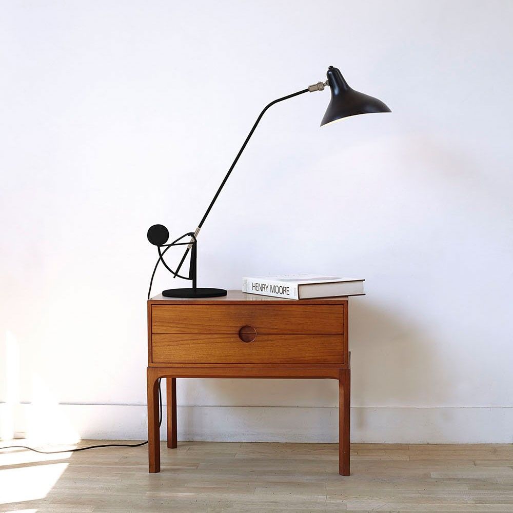 DCWéditions Mantis BS3 Retro Tischleuchte verstellbar auf einem Holztisch, perfekt für modernes Interior Design.