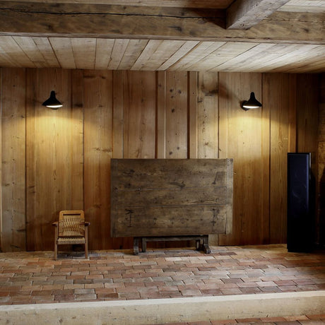 DCWéditions Mantis BS5 Wandleuchte schwenkbar Retro an Holzwand in einem Wohnraum