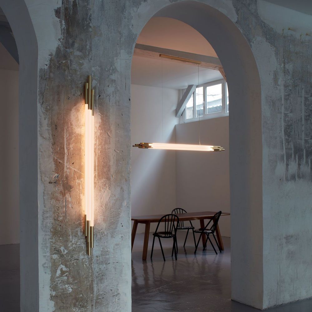 DCWéditions Org LED Wandleuchte aus Opalglas und Aluminium in modernem Raum.