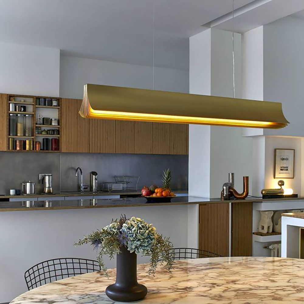 DCWéditions Respiro LED Pendelleuchte 120cm in einer modernen Küche über einem Esstisch.