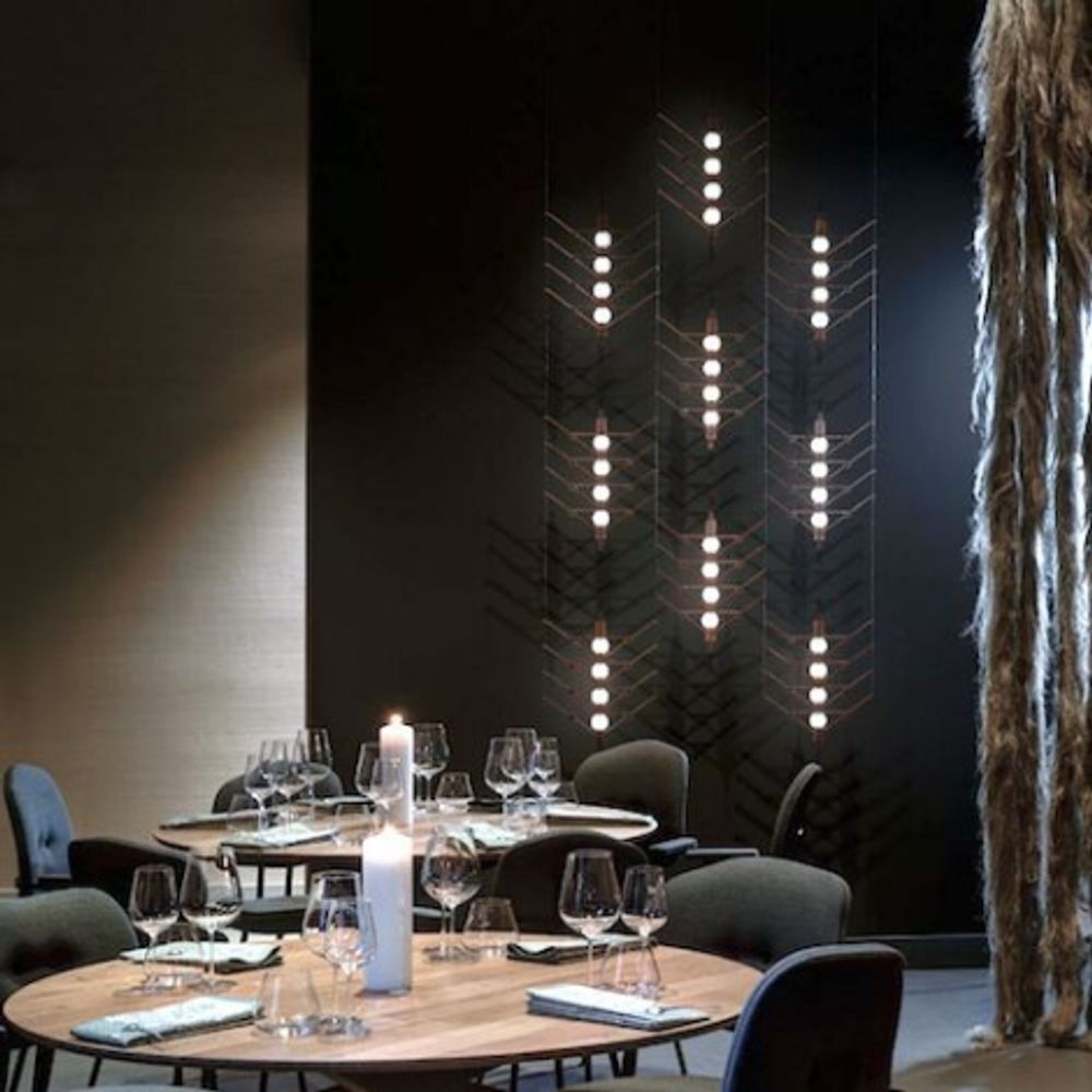 DCWéditions VVV Abhängung Baldachin für Module in modernem Restaurant-Ambiente.