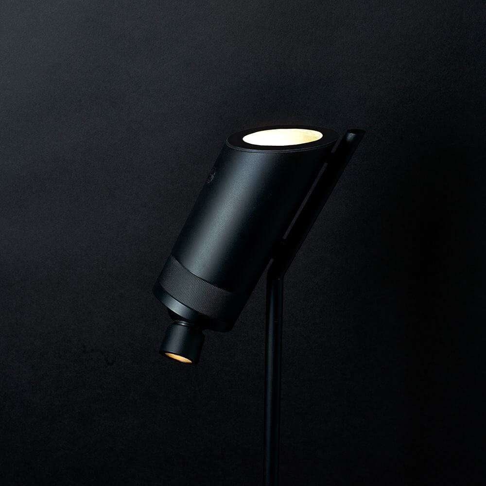 DCWéditions Vision 20/20 LED-Stehleuchte 137cm in modernem Design auf schwarzem Hintergrund.