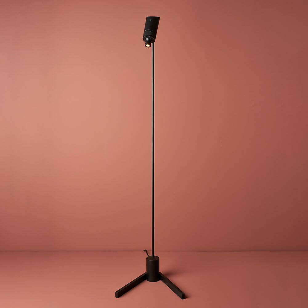 DCWéditions Vision 20/20 LED-Stehleuchte 137cm in Schwarz mit modernem Design auf einem einfarbigen Hintergrund.