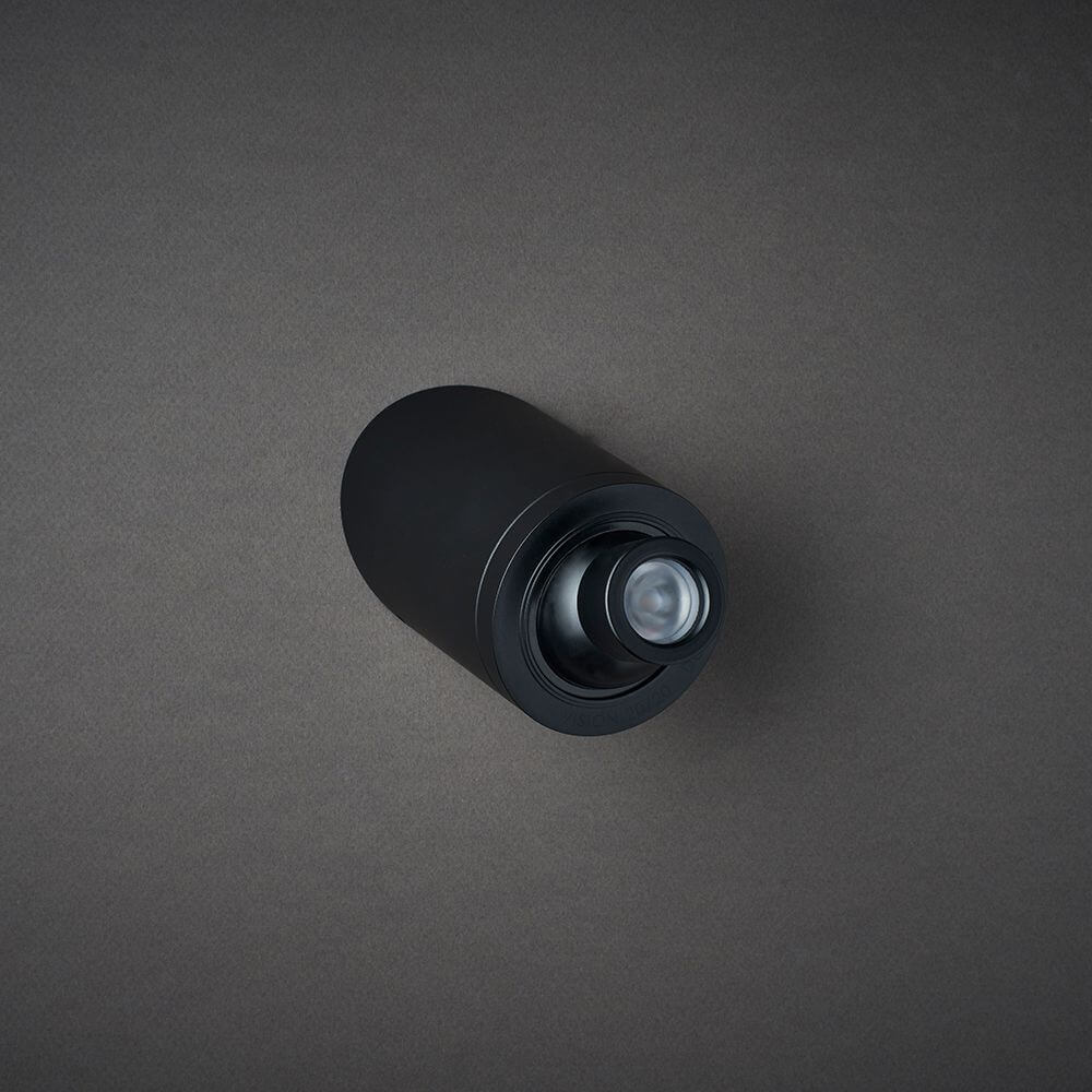 DCWéditions Vision 20/20 LED-Wandleuchte Schwarz von oben, minimalistisches Design für komfortables Lesen.