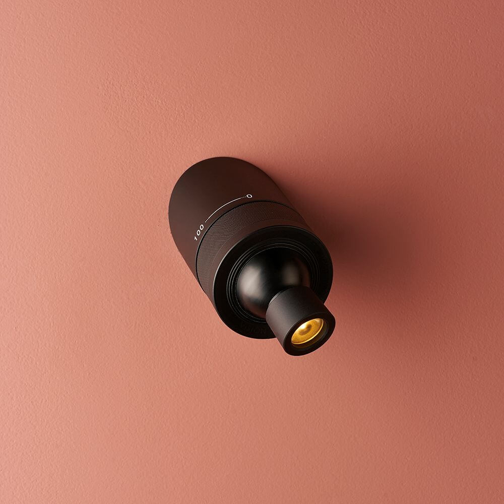 DCWéditions Vision 20/20 LED-Wandleuchte Schwarz an einer Wand montiert mit Dimmer.