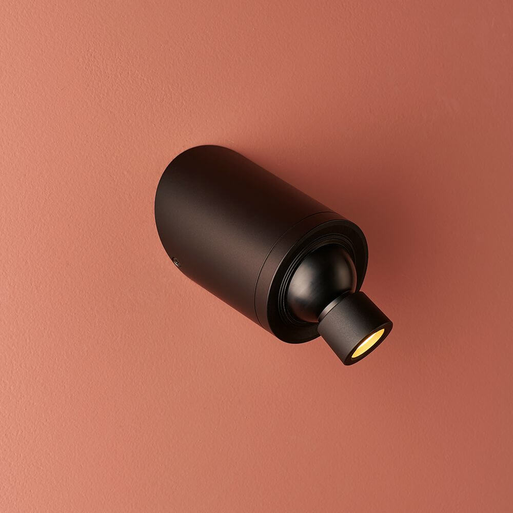 DCWéditions Vision 20/20 LED-Wandleuchte Schwarz montiert an einer Wand.