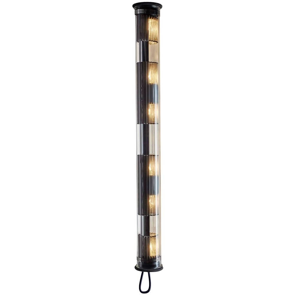 DCWéditions Wandleuchte In The Tube 120-1300 in der Form einer langen Röhre mit 6 Lampen.