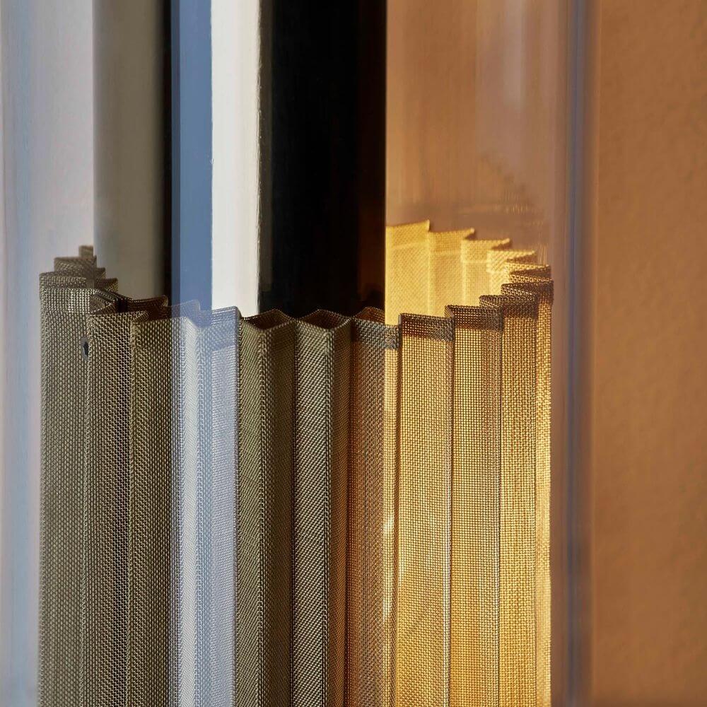 Detailansicht der DCWéditions Wandleuchte In The Tube 120-1300 mit Borosilikatglasreflektor.