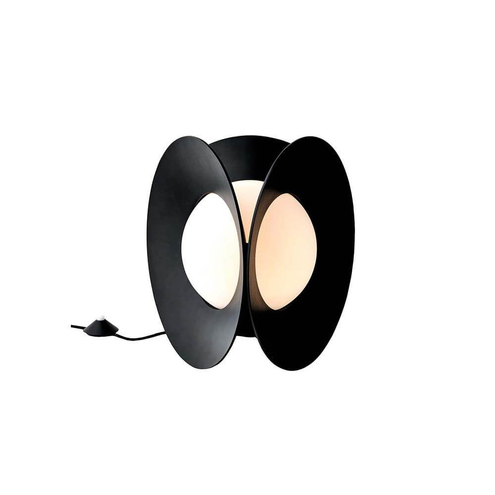 DCWéditions Armen LED Tischleuchte Matt-Schwarz mit geometrischem Design und mattschwarzer Oberfläche.