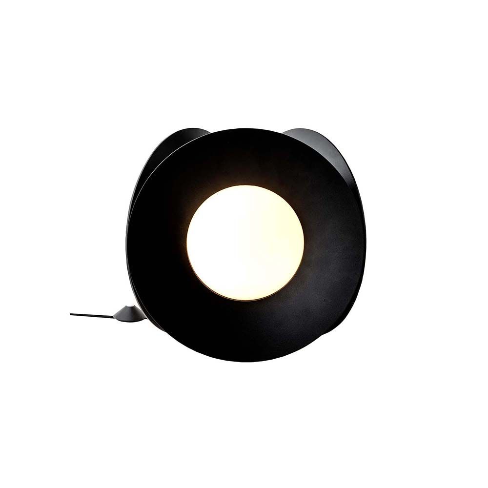 DCWéditions Armen LED Tischleuchte in mattschwarz mit geometrischem Design und kreisförmigem Licht.