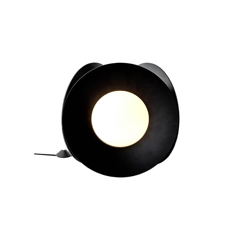 DCWéditions Armen LED Tischleuchte Matt-Schwarz mit mattschwarzer Oberfläche und geometrischem Design.