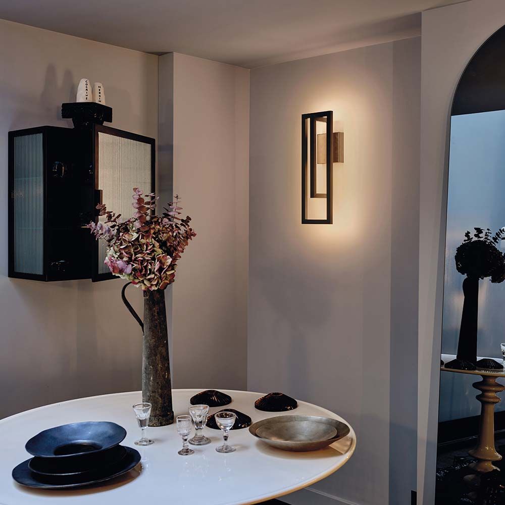 DCWéditions Borely LED Wandleuchte in modernem Interieur mit geometrischen Formen und warmem Licht.