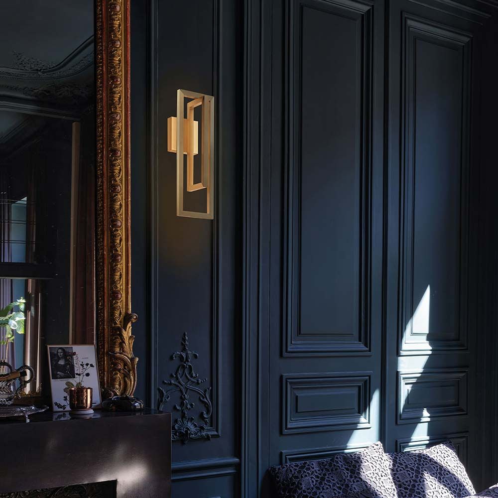 Moderne Borely LED Wandleuchte von DCWéditions, entworfen von Eric Gizard, an einer dunkelblauen Wand.