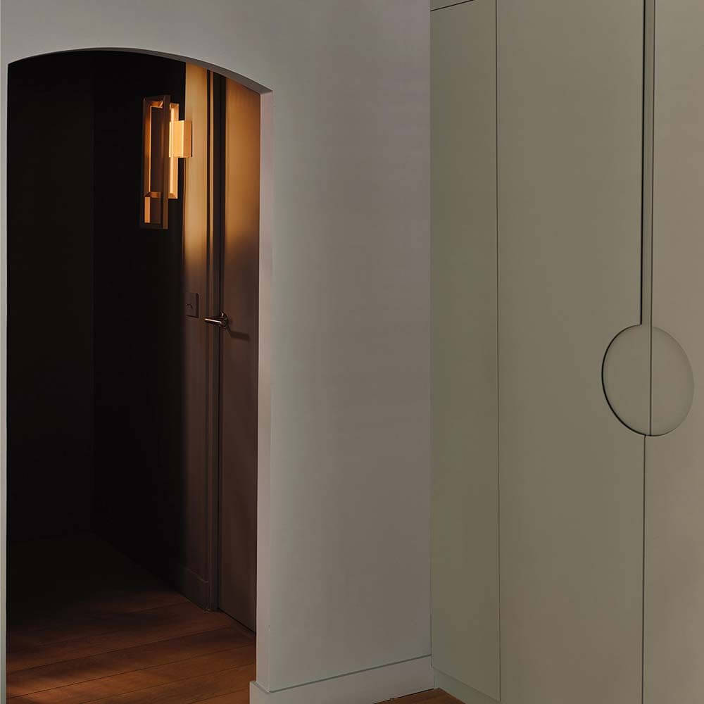 DCWéditions Borely LED Wandleuchte in einem modernen Innenraum mit warmem Licht.