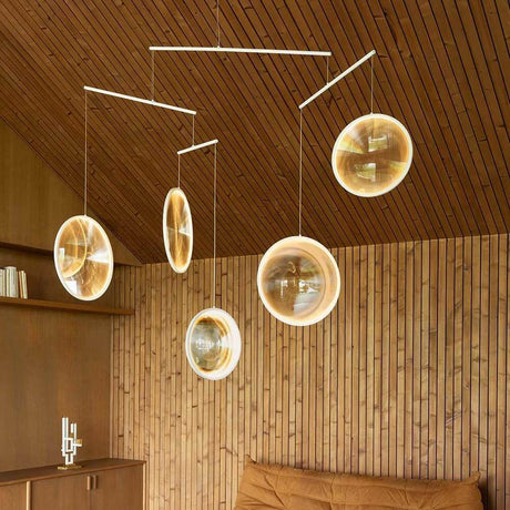 DCWéditions Focus LED pendellampe med 5 lyskilder med fem lysende skiver i et moderne interiør.