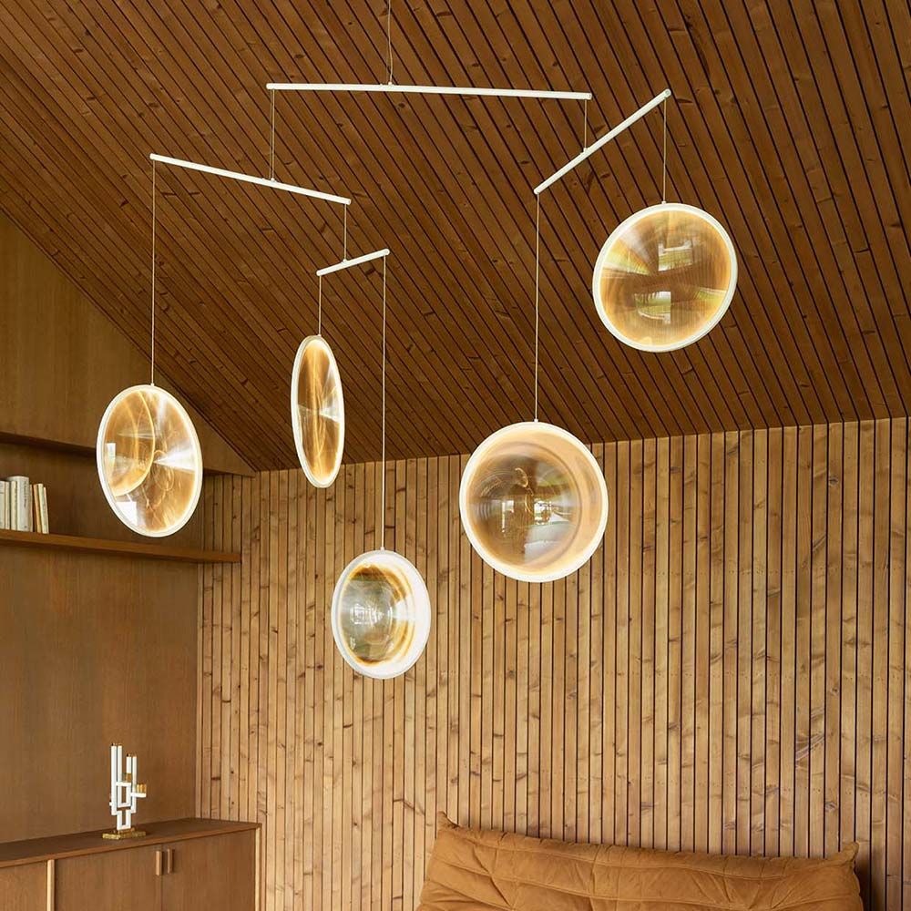 DCWéditions Focus LED Hängeleuchte mit 3 leuchtenden Scheiben in modernem Raumdesign.