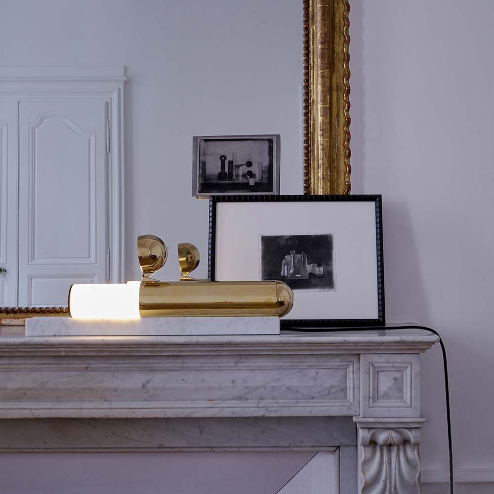 DCWéditions ISP LED Tischleuchte aus Messing auf Marmorsockel mit Polycarbonat-Diffusor, stilvoll dekoriert.