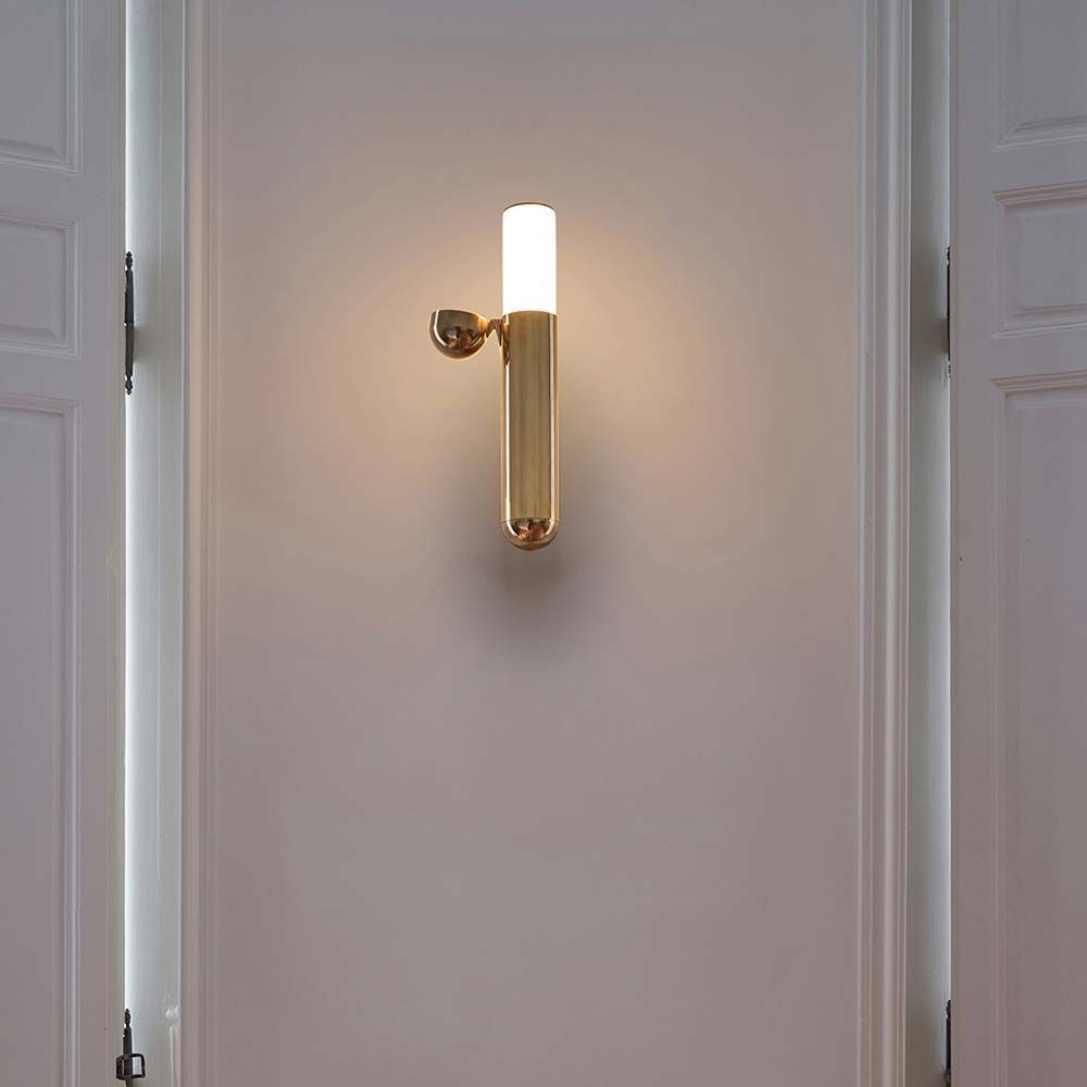 DCWéditions ISP Wandleuchte aus Messing mit polycarbonat Diffusor, modern und minimalistisches Design.