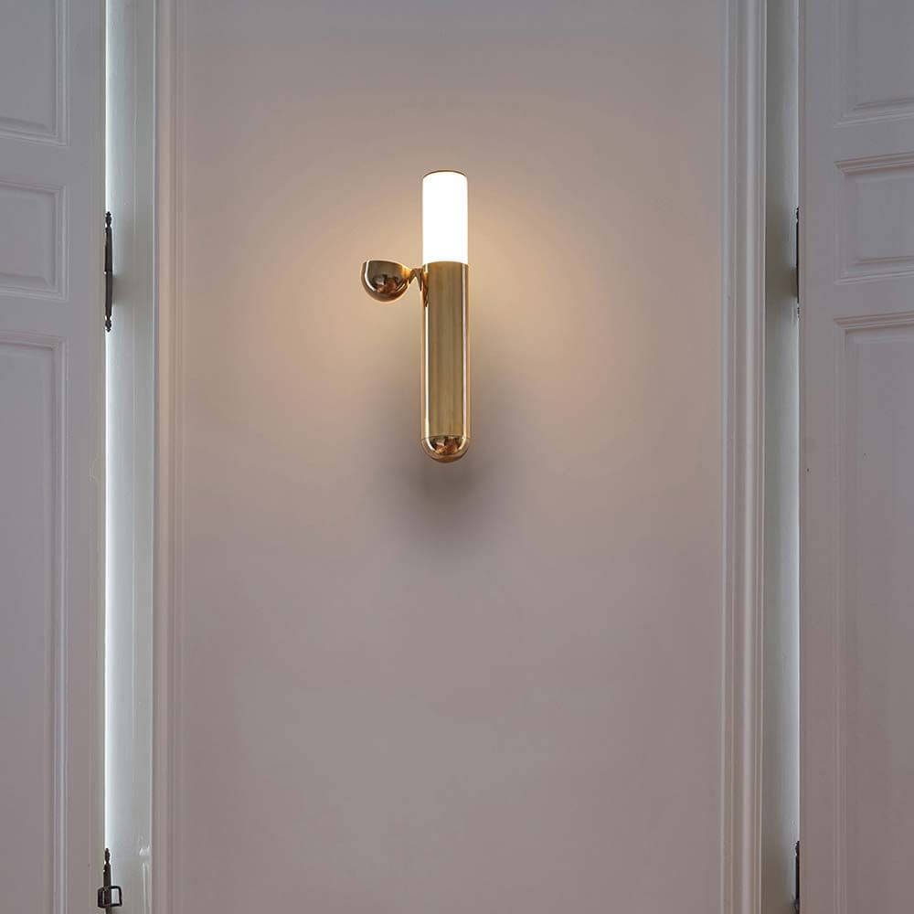DCWéditions ISP LED Wandleuchte Messing an einer Wand montiert, strahlend in modernem Design.