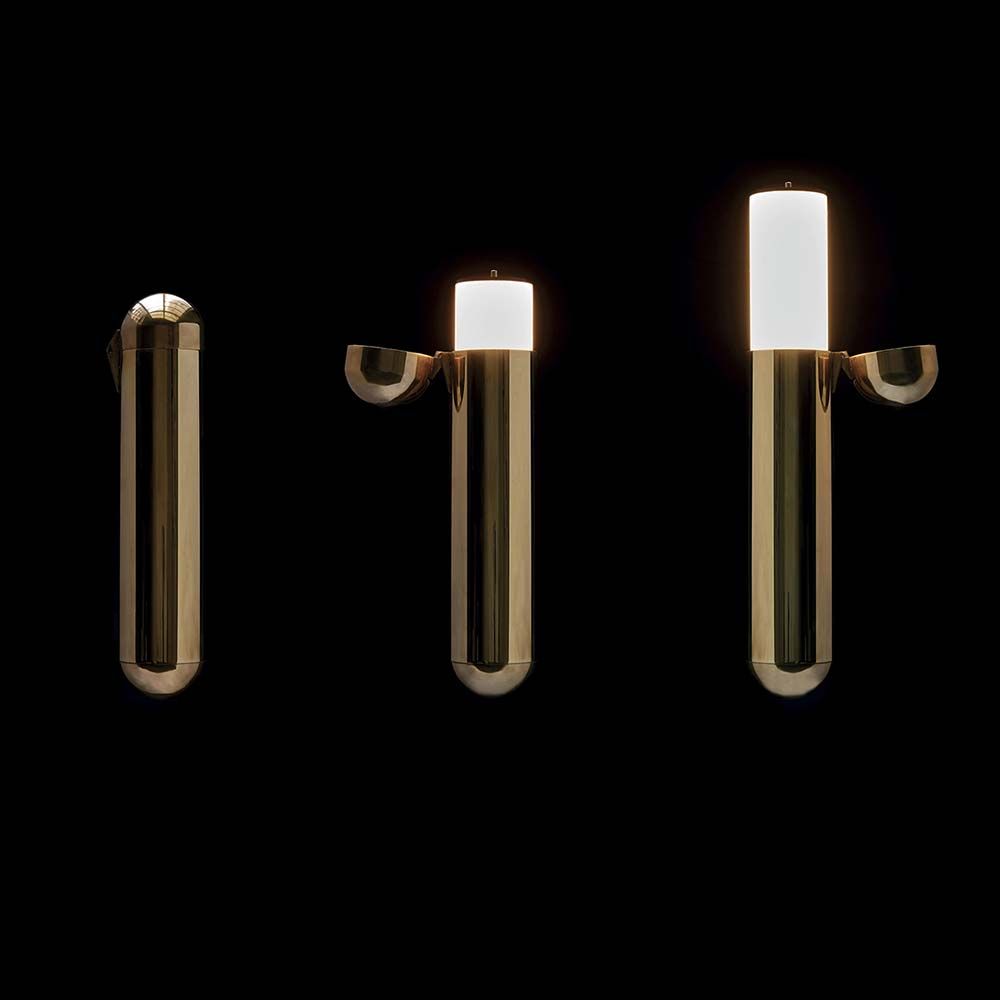 DCWéditions ISP LED Wandleuchte aus Messing mit Polycarbonat-Diffusor, in drei Positionen abgebildet.