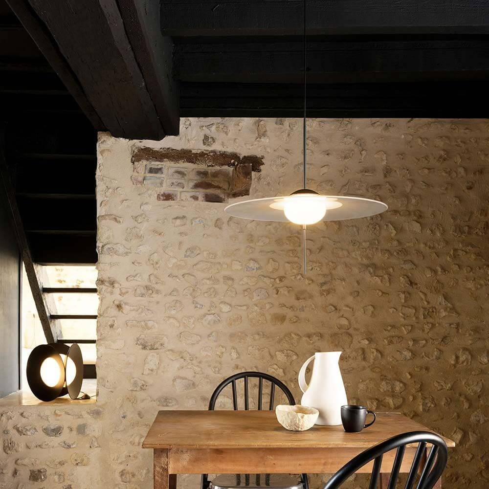 DCWéditions Mono Hängeleuchten Körper L ohne Schirm in modernem Wohnzimmer mit Holz-Tisch.