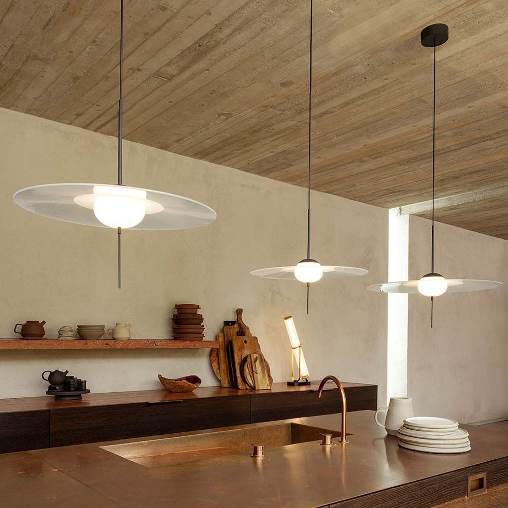 Moderne Mono LED Hängeleuchte von DCWéditions in stilvoller Küche mit Holzregal und minimalistischer Einrichtung.