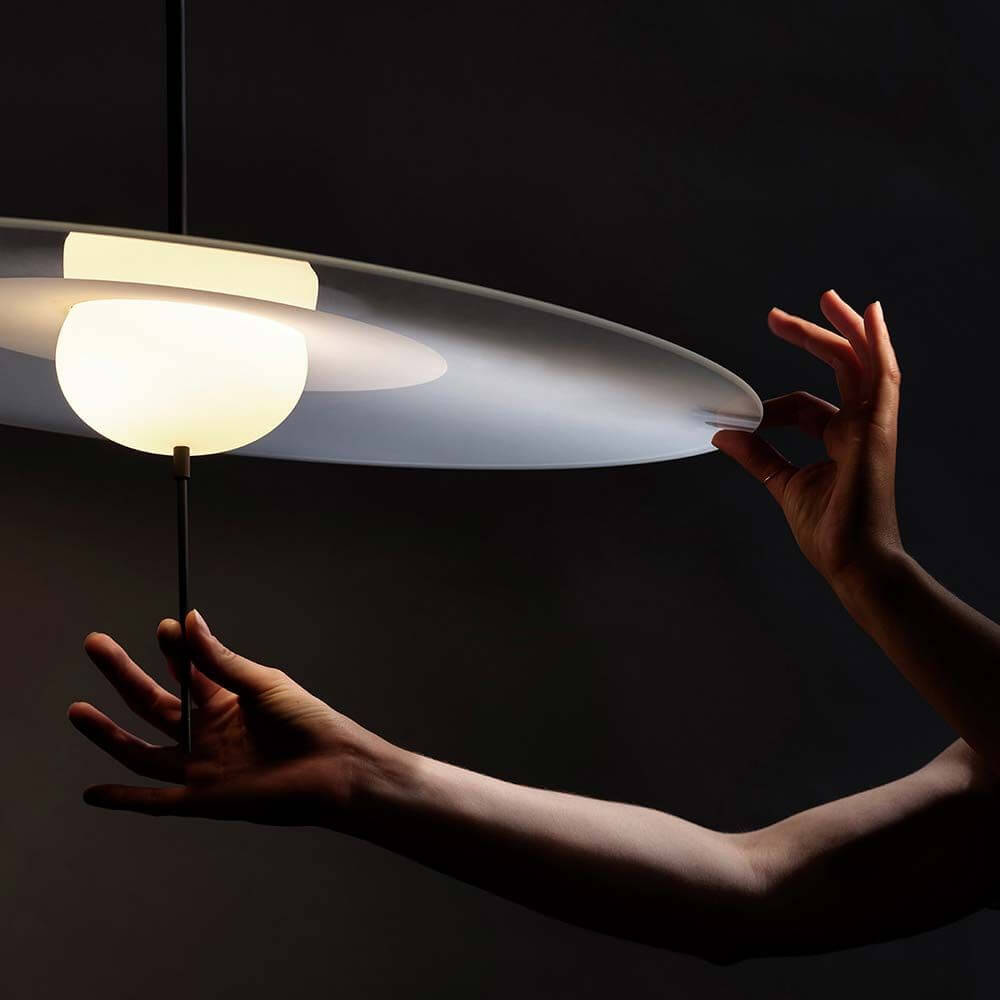 DCWéditions Mono LED Hängeleuchte M mit dimmbarer Lichtintensität und modernem Design in einer Hand.