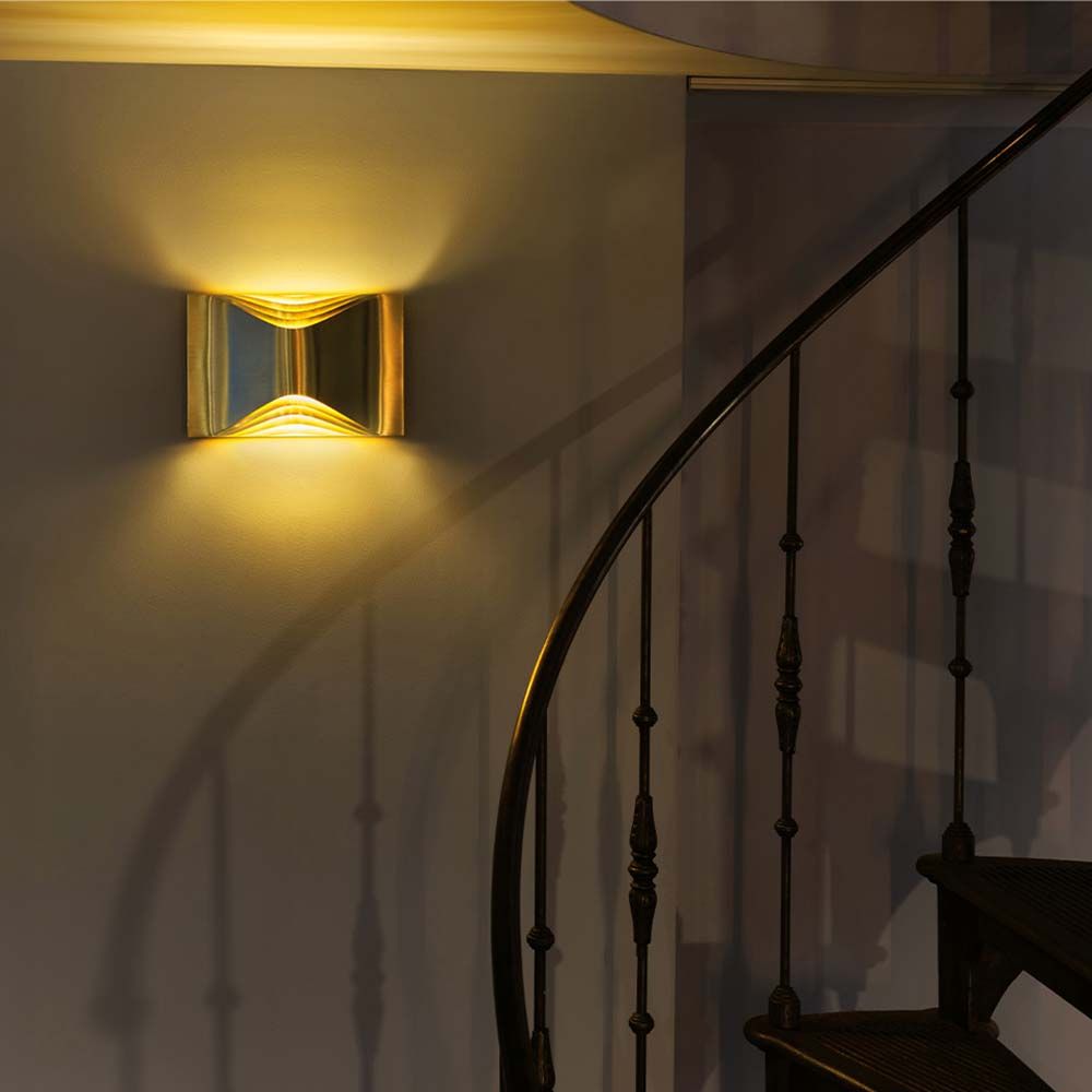 Wandleuchte DCWéditions Respiro aus eloxiertem Aluminium, warmes Licht, elegante Innenraumbeleuchtung.