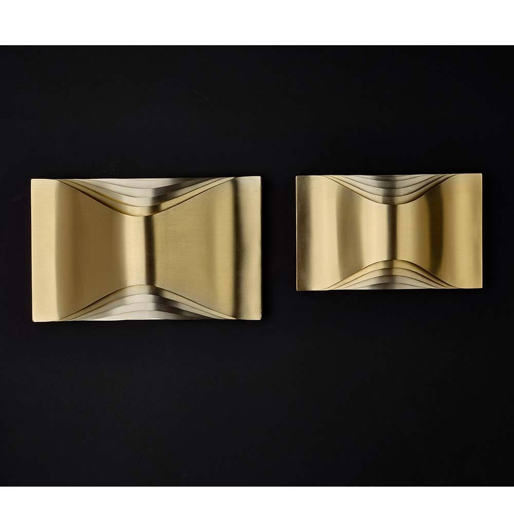 DCWéditions Respiro LED Wandleuchte Gold, zwei Größen in eloxiertem Aluminium.