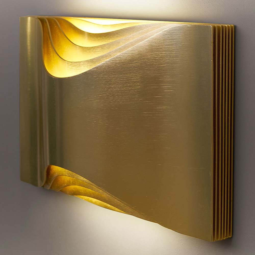 Goldene Wandleuchte Respiro von DCWéditions aus eloxiertem Aluminium, warmes Licht, elegantes Design, moderne Beleuchtung.