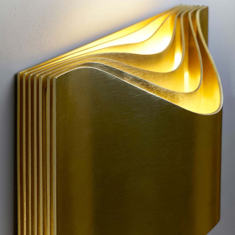 Eloxierte Aluminium Wandleuchte Respiro von DCWéditions in Gold mit warmem Lichtdesign.