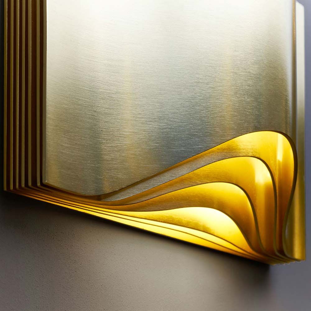 DCWéditions Respiro Wandleuchte in Gold, aus eloxiertem Aluminium, warmes Lichtdesign von Philippe Nigro.