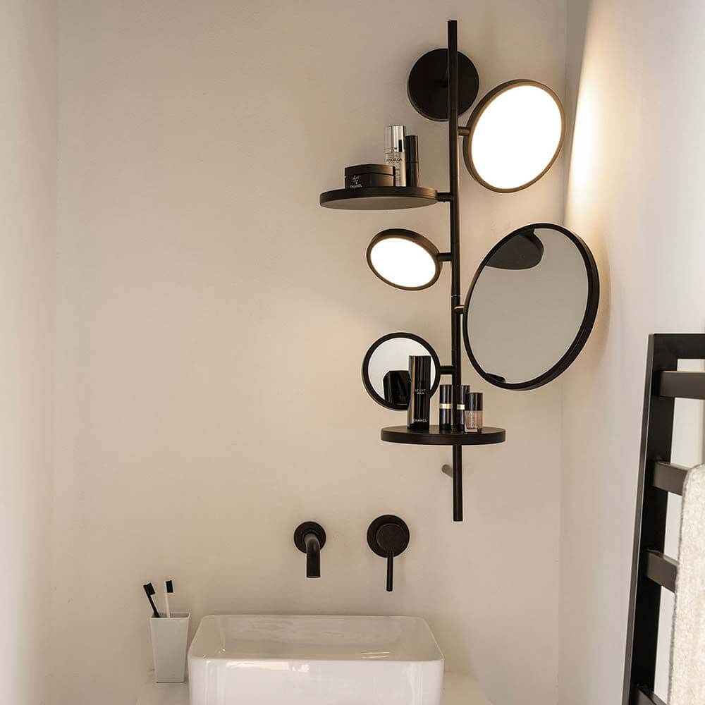 DCWéditions Tell Me Stories LED Wandleuchte & Spiegel mit Ablagen und zwei Spiegeln.