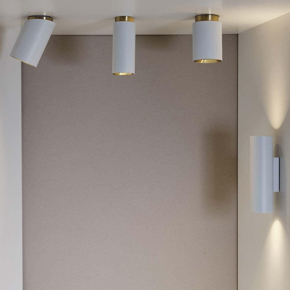 DCWéditions Tobo Decken Aufbauleuchte Messing an Decke montiert, mit weißem Design und klassischem Look.