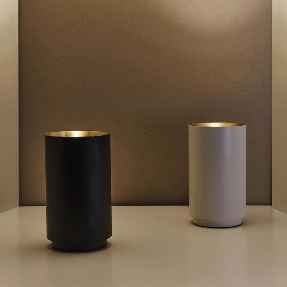 DCWéditions Tobo Stahl Bodenleuchte Ø 14cm in Schwarz und Weiß, modernes Design mit warmem Licht.